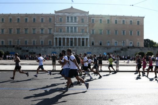 Χιλιάδες Αθηναίοι έτρεξαν ενάντια στον καρκίνο του μαστού