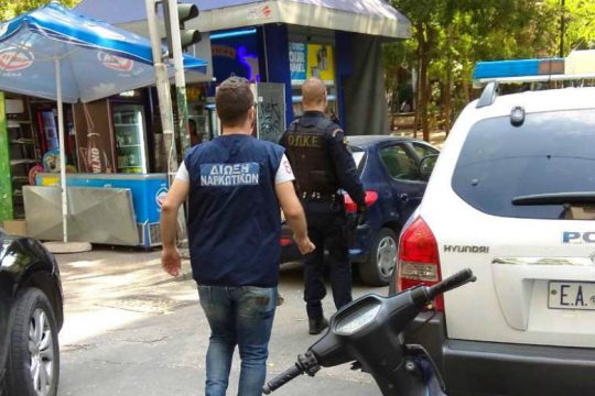 Δύο συλλήψεις για διακίνηση ναρκωτικών στην πλατεία Εξαρχείων