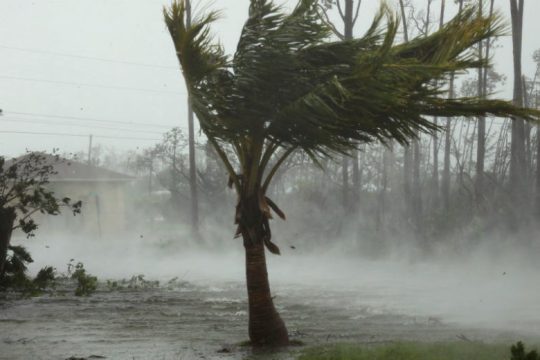 O τυφώνας Ντόριαν σαρώνει τις Μπαχάμες