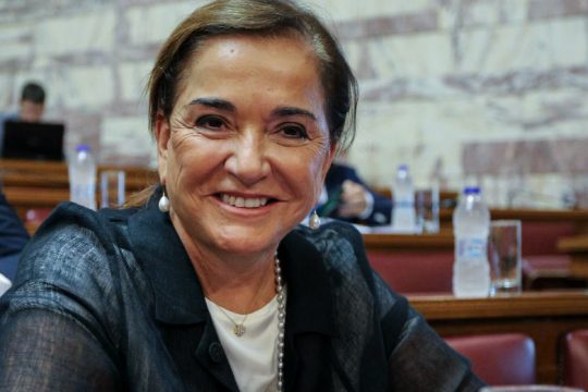Η Ντόρα Μπακογιάννη βλέπει παντού «αρίστους»!