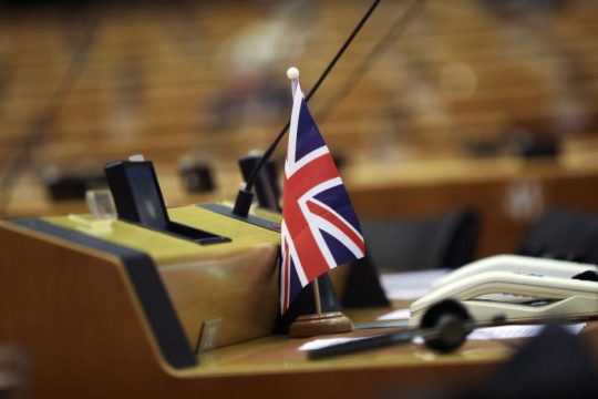 Με βέτο απειλεί η Γαλλία πιθανή παράταση του Brexit