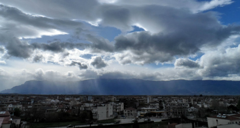 Άνοδος της θερμοκρασίας στους 31 βαθμούς αλλά και μπόρες