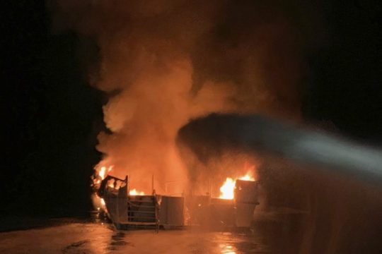 Δεκάδες αγνοούμενοι έπειτα από φωτιά σε σκάφος στην Καλιφόρνια