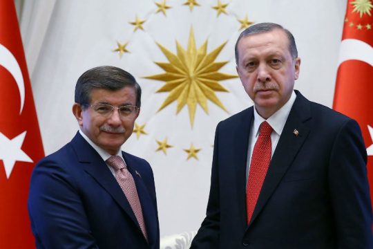 Ο Αχμέτ Νταβούτογλου έπεσε από τα σύννεφα!