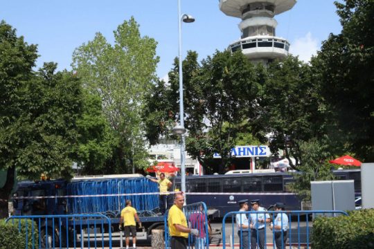 Φραγμός με κλούβες της αστυνομίας γύρω από τη ΔΕΘ