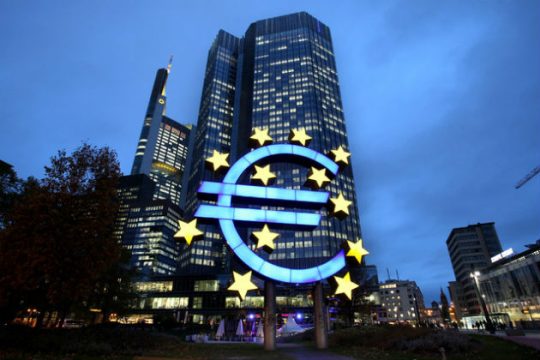 Πέντε ερωτήματα περιμένοντας τον «χρησμό» της ΕΚΤ για επιτόκια και νέο QE