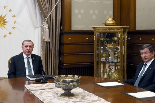Ο Ερντογάν διώχνει τον Νταβούτογλου από το κόμμα
