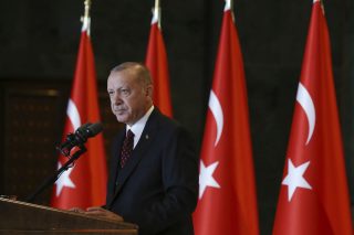 «Δώστε λεφτά ή ανοίγω τις πόρτες»