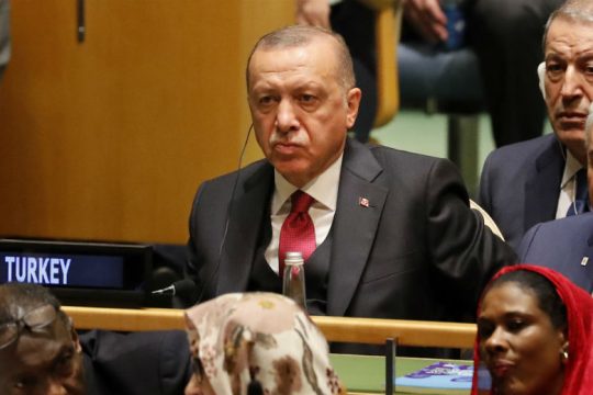 Η παρουσία στο τραπέζι του Τραμπ που ενόχλησε τον Ερντογάν