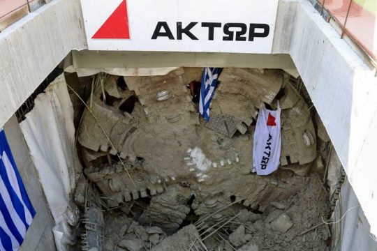 Η κυβέρνηση ρίχνει την μπάλα και τις αρχαιότητες στην εξέδρα