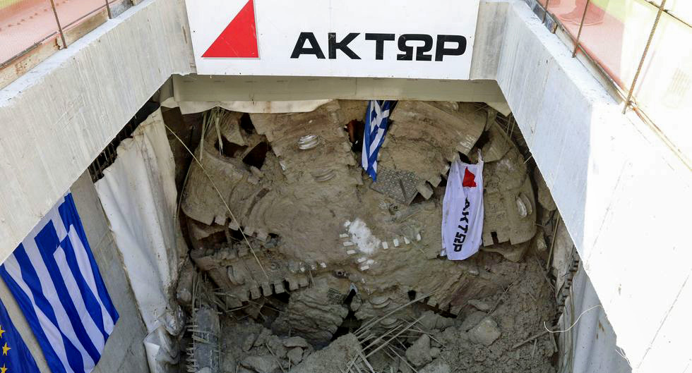 Η κυβέρνηση ρίχνει την μπάλα και τις αρχαιότητες στην εξέδρα