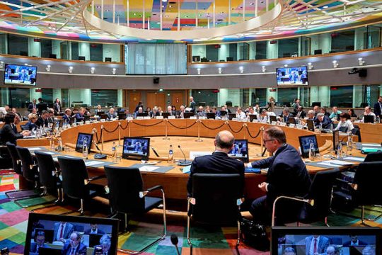 «Ουδεμία συζήτηση για πλεονάσματα, εξετάζουν επενδύσεις με βάση τα ομόλογα»