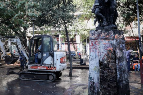 Μετά τα ΜΑΤ… μπουλντόζες στην πλατεία Εξαρχείων