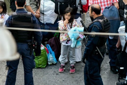 Ξανά οικογένειες προσφύγων στο στόχαστρο της ΕΛ.ΑΣ.