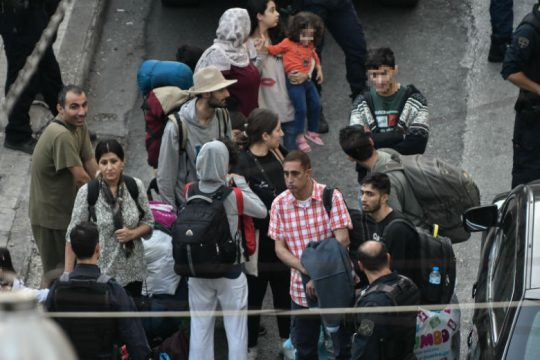 ΚΕΕΡΦΑ: Η ΕΛΑΣ φιμώνει φωτορεπόρτερ στην εισβολή της στην κατάληψη στέγης προσφύγων