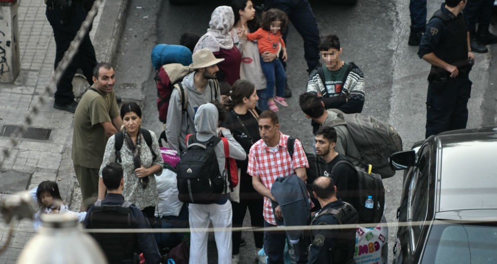 ΚΕΕΡΦΑ: Η ΕΛΑΣ φιμώνει φωτορεπόρτερ στην εισβολή της στην κατάληψη στέγης προσφύγων