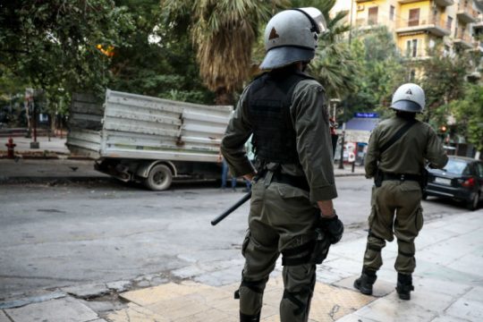 Επιχείρηση «κοντέινερ» στην πλατεία Εξαρχείων