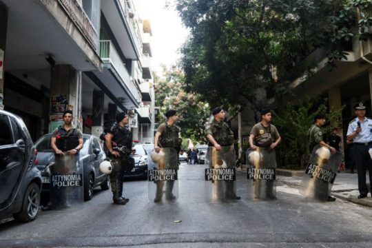 Επίθεση με μολότοφ σε διμοιρία ΜΑΤ που φυλάει εκκενωμένο κτίριο