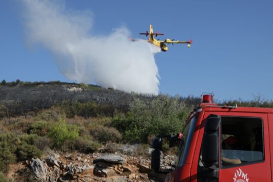 Υπό έλεγχο οι φωτιές σε Γαλάτσι και Μαραθώνα
