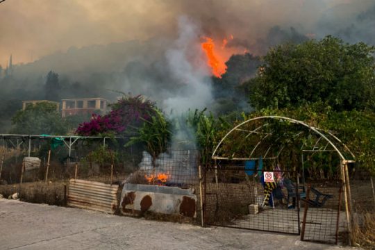 Σε ύφεση η φωτιά στο Λαύριο, διάσπαρτες εστίες στην Κεφαλονιά