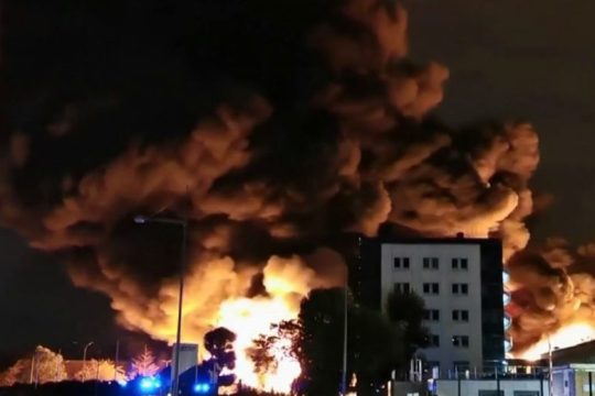 Μεγάλη φωτιά σε εργοστάσιο χημικών στη Γαλλία