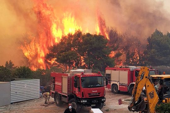 Πύρινος εφιάλτης σε Ζάκυνθο και Λουτράκι