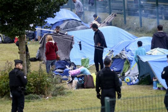 Άδειασαν στρατόπεδο προσφύγων που θύμιζε τη «ζούγκλα του Καλέ»