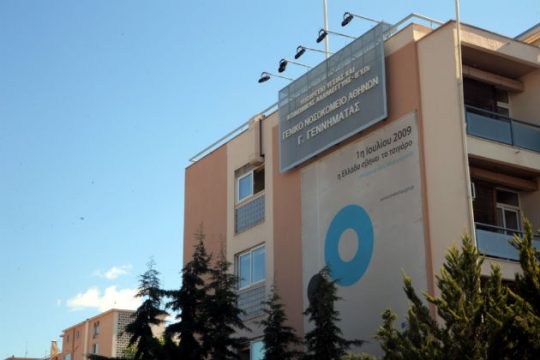 Ηλιούπολη: αυτοκίνητο έπεσε σε λαϊκή, τέσσερις τραυματίες
