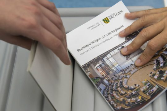 Σαφέστατη ενίσχυση της ακροδεξιάς σε Βραδεμβούργο – Σαξονία δείχνουν τα exit poll