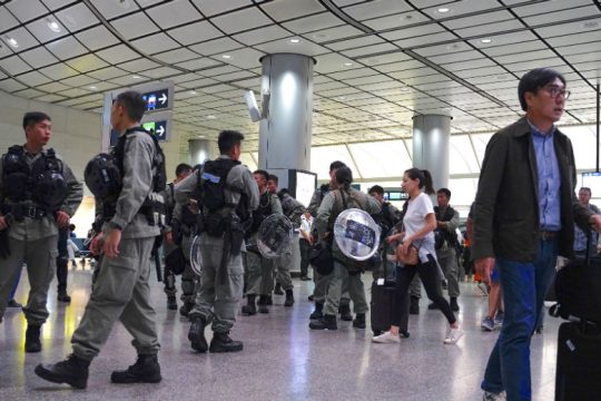 Ασφυκτικός αστυνομικός κλοιός εν όψει κινητοποιήσεων στο Χονγκ Κονγκ