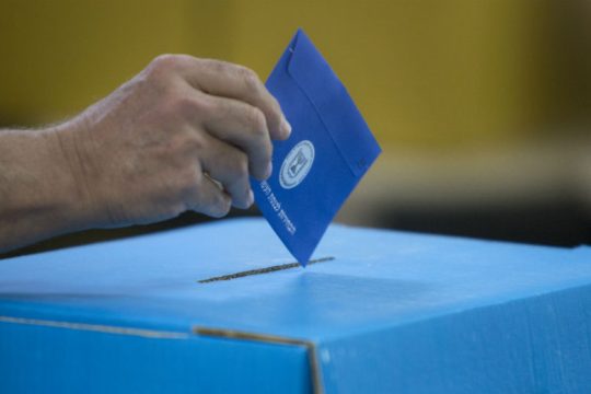 Στις κάλπες οι Ισραηλινοί: «Μπίμπι» ή «Μπένι»;