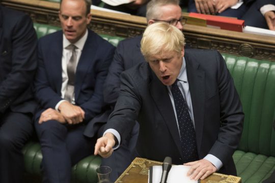 «Μπλόκο» της Βουλής στο άτακτο Brexit, εκλογές ζητά ο Τζόνσον