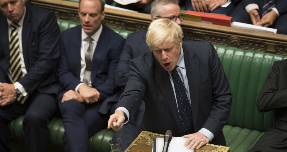 «Μπλόκο» της Βουλής στο άτακτο Brexit, εκλογές ζητά ο Τζόνσον