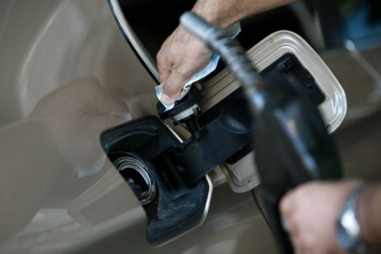 Αόριστη υπόσχεση για μείωση του φόρου στα καύσιμα