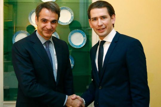 Κουρτς καλεί Μητσοτάκη για το μεταναστευτικό
