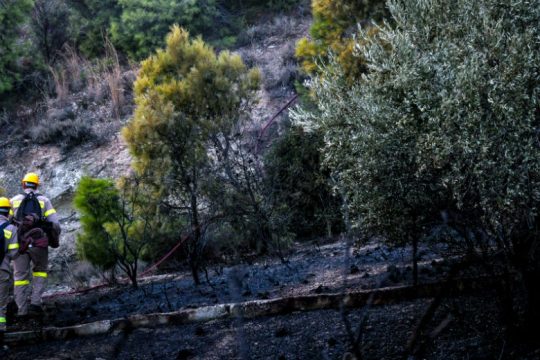 Ολονύχτια μάχη με τις φλόγες στο Λουτράκι