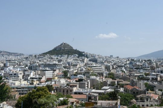 Τοπικές βροχές στα βόρεια, βοριάδες στο Αιγαίο