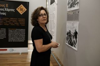 Κάθε βράδυ περιμένω να ακούσω το κλειδί στην πόρτα…