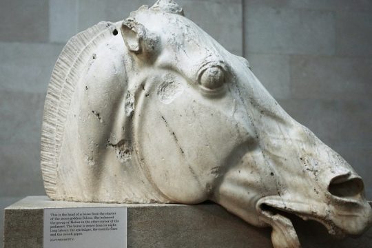 Κάτι εξέχει από τη βαλίτσα σου