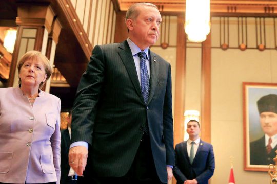 Η Τουρκία άνοιξε τη «στρόφιγγα», η Ευρώπη σήμανε συναγερμό