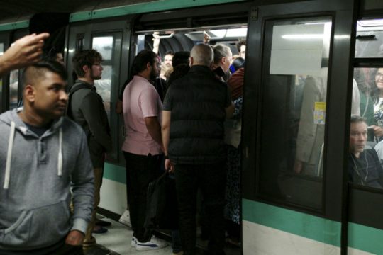 Κυκλοφοριακό χάος στο Παρίσι απ’ τη μαζική απεργία στο μετρό