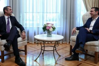 Ψάρι (τρώει) ο Μητσοτάκης, όχι σαν τον Τσίπρα με τα κοντοσούβλια