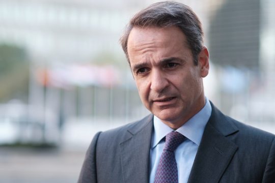 Ολα για πούλημα, μαζί και οι δεσμεύσεις πριν από τις εκλογές