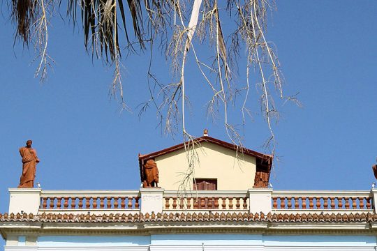 Το σπίτι με τα αγάλματα
