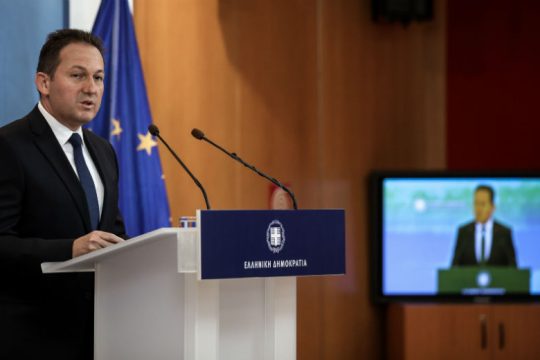 Εμμένουν στην καθυστέρηση για τα πλεονάσματα