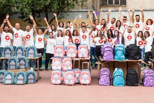 Το «ΠΛΑΙΣΙΟ» μοίρασε 7.000 τσάντες για 4η συνεχή χρονιά