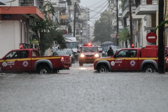 Δύο νεκροί και μεγάλες ζημιές από την κακοκαιρία