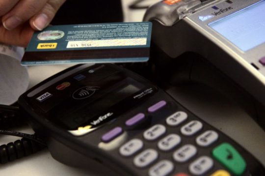 Τι αλλάζει σε ανέπαφες συναλλαγές και αγορές μέσω διαδικτύου