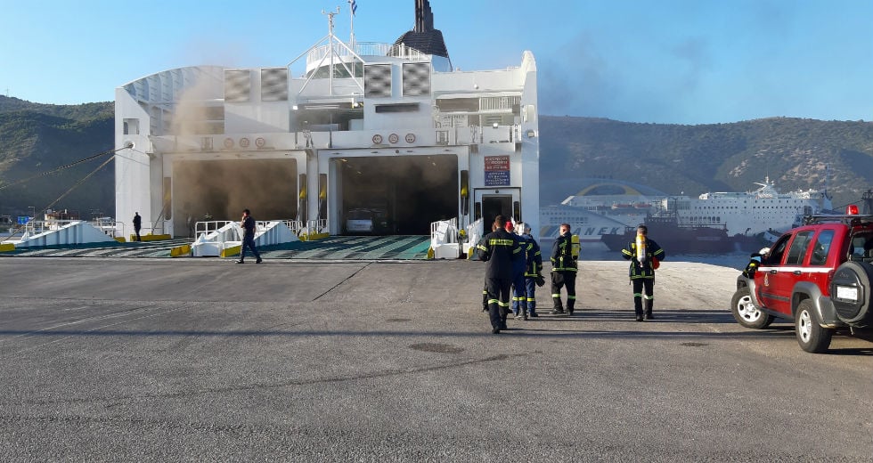 Υπό έλεγχο η φωτιά σε επιβατικό οχηματαγωγό στην Ηγουμενίτσα