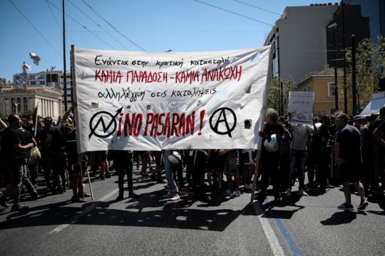 Δυναμική πορεία κατά των αστυνομικών επεμβάσεων στα Εξάρχεια